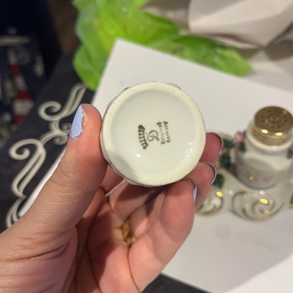 Antique Dresden Porcelain Salt & Pepper Set With Tray Germany - Picture 6 of 6